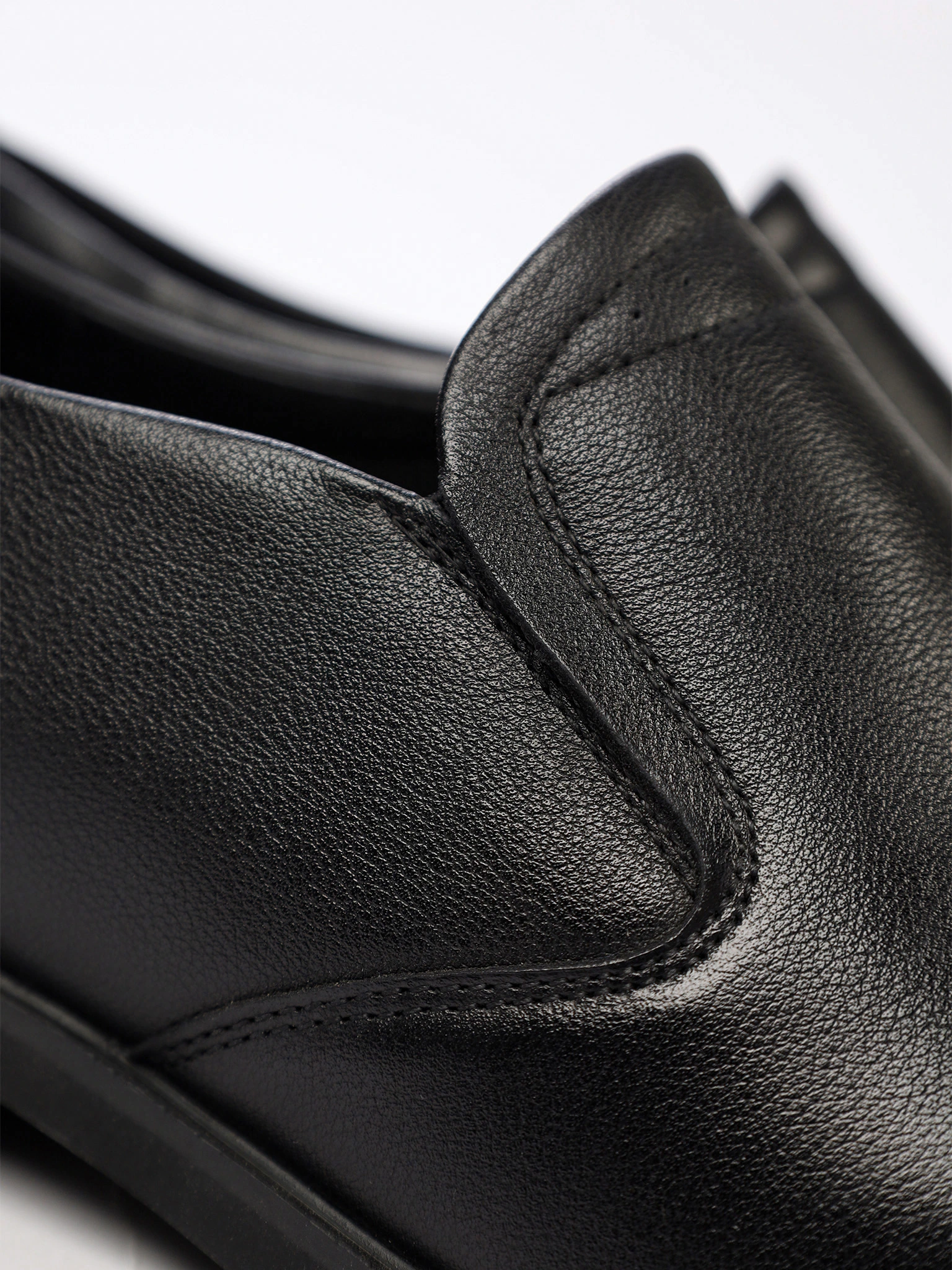 Туфли черного цвета с эластичными вставками на низком каблуке